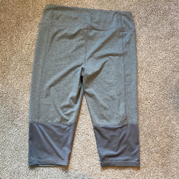 EUC Womens Large Reebok Gray Workout Capris - Picture 5 of 5